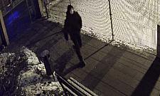 Kradzież toyoty na Tarchominie. Policja szuka podejrzanego