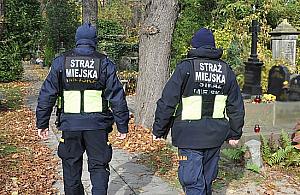 13-latek spał na ławce przy cmentarzu