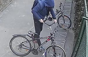 Wystarczyła chwila i rower zniknął. Poszukiwany złodziej z Bródna