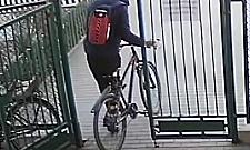 Wystarczyła chwila i rower zniknął. Poszukiwany złodziej z Bródna
