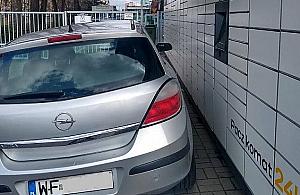 Mistrz parkowania na Bródnie. "Gdyby mógł, zrobiłby z paczkomatu garaż"