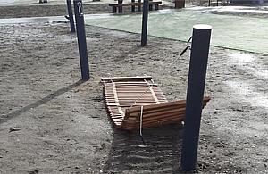 Plac zabaw rozkradziony i zdewastowany dzień przed otwarciem