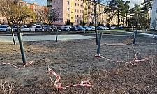 Plac zabaw rozkradziony i zdewastowany dzień przed otwarciem