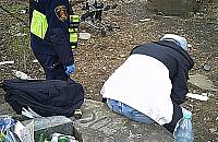 16-latek siedział za rurami ciepłowniczymi. Kiwał się i miał drgawki