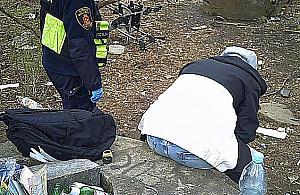 16-latek siedział za rurami ciepłowniczymi. Kiwał się i miał drgawki