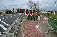 Zamknęli schody dla bezpieczeństwa... rowerzystów. Piesi muszą iść naokoło