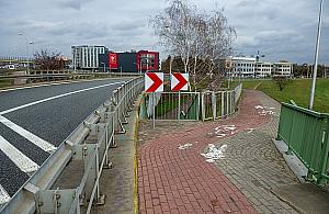 Zamknęli schody dla bezpieczeństwa... rowerzystów. Piesi muszą iść naokoło