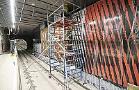 Zero bieli w metrze. Kolorowe grafiki na ścianach stacji na Zaciszu i Bródnie