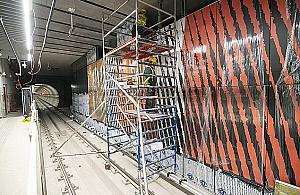 Zero bieli w metrze. Kolorowe grafiki na ścianach stacji na Zaciszu i Bródnie