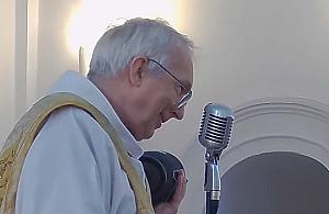 Ksiądz Drozdowicz znów jest bohaterem sieci. Nietypowe kazanie na Bielanach