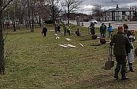 Pomysł na weekend w Warszawie: sprzątanie Białołęki i sadzenie drzew