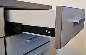 Jakie prowadnice do szuflad wybrać i na co zwrócić uwagę?