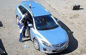 Plecak z laptopem na przednim siedzeniu i uchylona szyba. Efekt był błyskawiczny