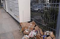 Paczkomat na Nowodworach zawalony śmieciami