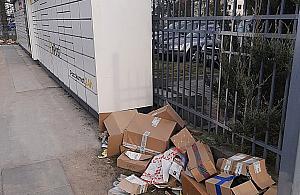 Paczkomat na Nowodworach zawalony śmieciami
