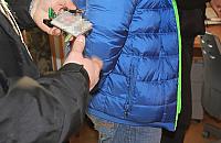 M�czyzna utkn�� w windzie. Z nerw�w skopa� w�asnego psa
