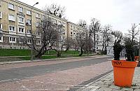 Pusty teren przy ruchliwej ulicy. "To nie parking, to skwer"