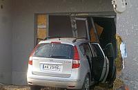 Auto wjecha�o w budynek mieszkalny. "Kierowca by� zakleszczony"