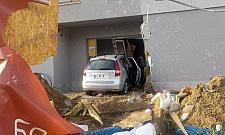 Auto wjechało w budynek mieszkalny. "Kierowca był zakleszczony"