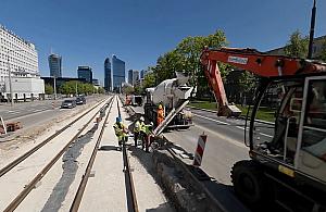 Ułożono pierwsze szyny na Kasprzaka. Rośnie zielone torowisko
