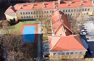 Podstawówka walczy o wielofunkcyjne boisko. Betonowy plac jest bezużyteczny