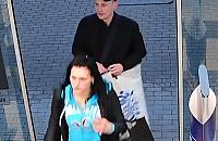 Zuchwa�a kradzie� w markecie na Br�dnie. Wynie�li drogi sprz�t