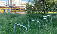 Stojaki rowerowe zniknęły w łące kwietnej