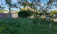 Stojaki rowerowe zniknęły w łące kwietnej