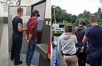 Dotkliwie pobili 22-latka. Prokurator uznał, że dozór policyjny wystarczy