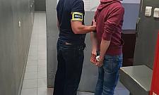 Dotkliwie pobili 22-latka. Prokurator uznał, że dozór policyjny wystarczy