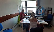 Trzylatek na parapecie otwartego okna na trzecim piętrze. Co robiła matka?