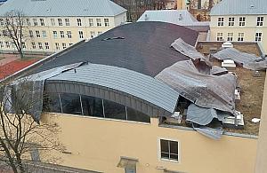 "Zawrotne" tempo naprawy dachu hali sportowej po zimowej wichurze