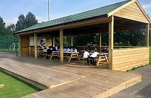 Lekcje pod wiatą w szkole na Jelonkach?