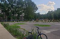 Odbetonować podwórko i stworzyć park kieszonkowy z siłownią plenerową. Uda się?