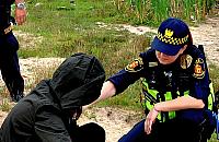 Patrol szkolny poszukiwał nastolatki. Matka próbowała ją ratować