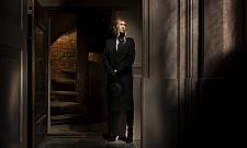 Jedenaście portretów ludzi na schodach