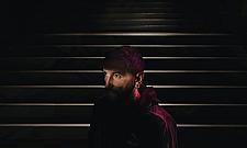 Jedenaście portretów ludzi na schodach