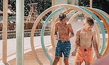 Gdzie na basen pod chmurką w te wakacje? Propozycje w Warszawie i okolicach