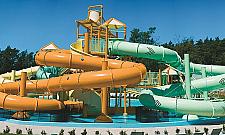 Gdzie na basen pod chmurką w te wakacje? Propozycje w Warszawie i okolicach