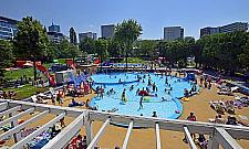 Gdzie na basen pod chmurką w te wakacje? Propozycje w Warszawie i okolicach