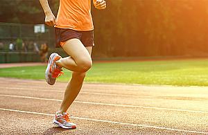 Jest lato a więc też sezon na bieganie - jak biegać by nie obciążać stawów?