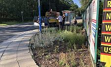 Absurdalna łączka obok przystanku przeszła do historii. Mieszkańcy chcą chodnika