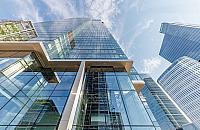 Weszli na polski rynek irytującą piosenką reklamową. Na siedzibę wybrali wieżowiec na Woli