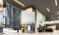 Weszli na polski rynek irytującą piosenką reklamową. Na siedzibę wybrali wieżowiec na Woli