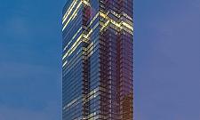 Weszli na polski rynek irytującą piosenką reklamową. Na siedzibę wybrali wieżowiec na Woli