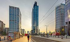 Weszli na polski rynek irytującą piosenką reklamową. Na siedzibę wybrali wieżowiec na Woli