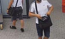 Cenny łańcuszek skradziony na bazarku przy Trockiej. Policja szuka tych mężczyzn