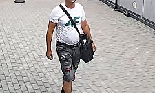 Cenny łańcuszek skradziony na bazarku przy Trockiej. Policja szuka tych mężczyzn