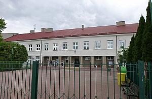 Uczniowie w Jabłonnie zmuszeni do nauki zdalnej. "Gmina nie zdążyła z remontem"