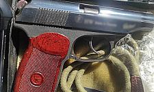 Znęcał się nad żoną i jej synem. Miał też spory składzik broni i narkotyków